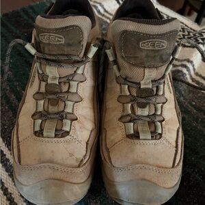 KEEN Women's Tan and Olive Hiking Shoes size 9 Used in good shape!